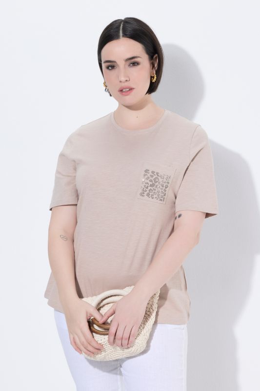 T-shirt décolleté rond et manches courtes, poche poitrine avec petites pierres fantaisie