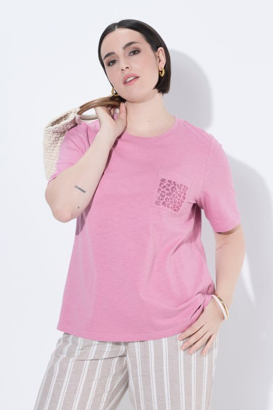 T-shirt décolleté rond et manches courtes, poche poitrine avec petites pierres fantaisie