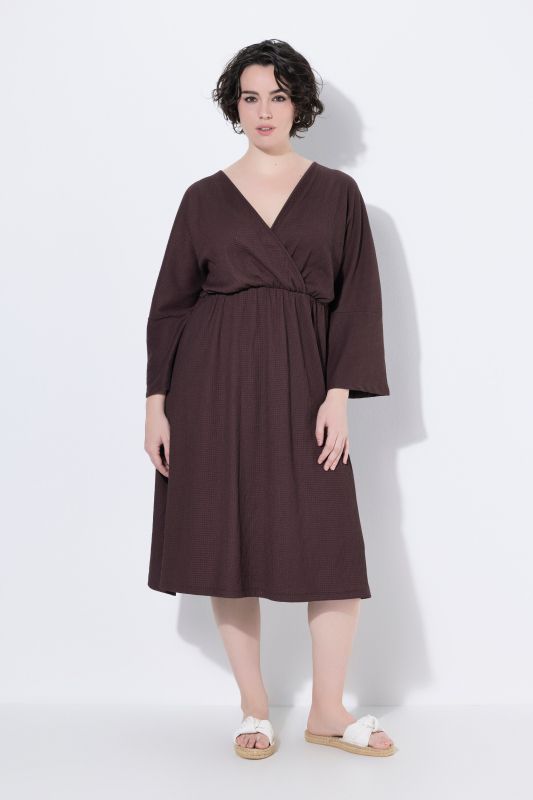 Robe esprit cache-cœur, décolleté en V et manches 3/4, coupe évasée