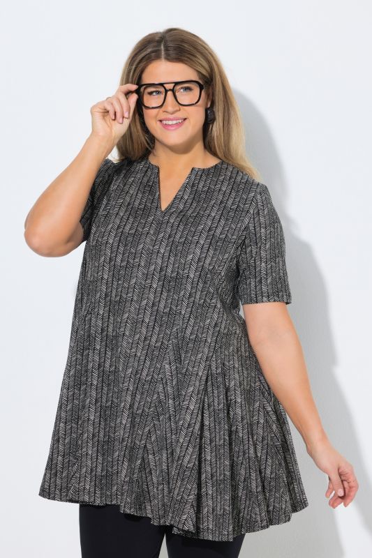 Blouse motif chevrons, col tunisien et manches courtes, plis godet