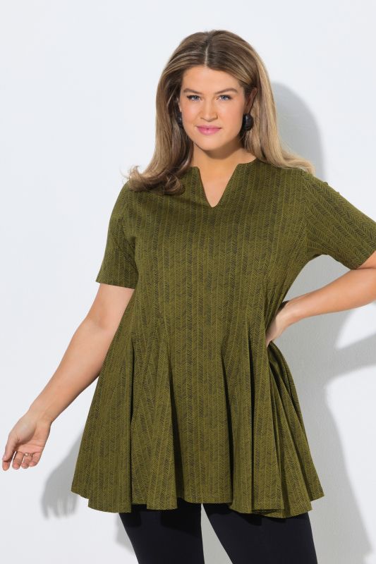 Blouse motif chevrons, col tunisien et manches courtes, plis godet