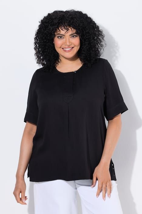 Blouse à empiècement matelassé. Manches courtes et coupé évasée