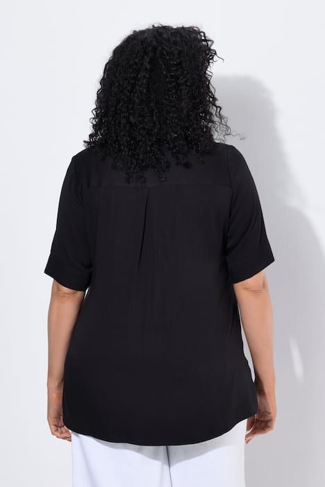 Blouse à empiècement matelassé. Manches courtes et coupé évasée