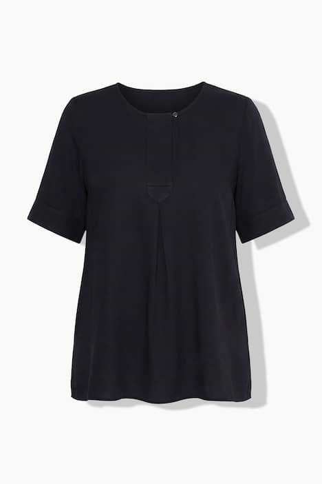 Blouse à empiècement matelassé. Manches courtes et coupé évasée