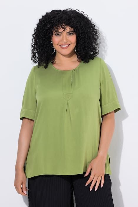 Blouse à empiècement matelassé. Manches courtes et coupé évasée