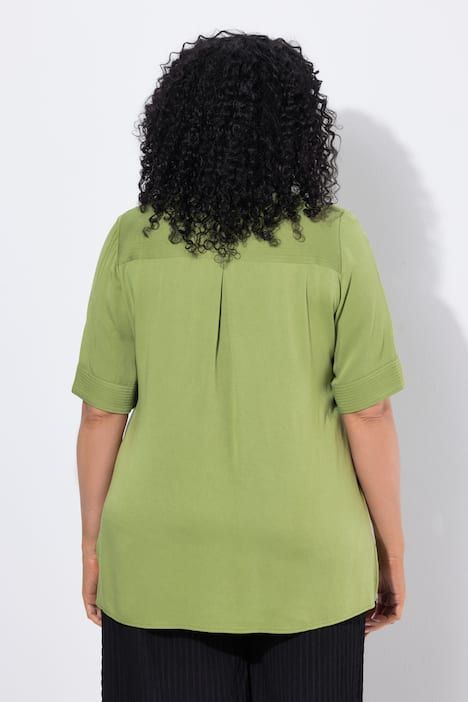 Blouse à empiècement matelassé. Manches courtes et coupé évasée