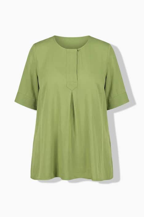 Blouse à empiècement matelassé. Manches courtes et coupé évasée