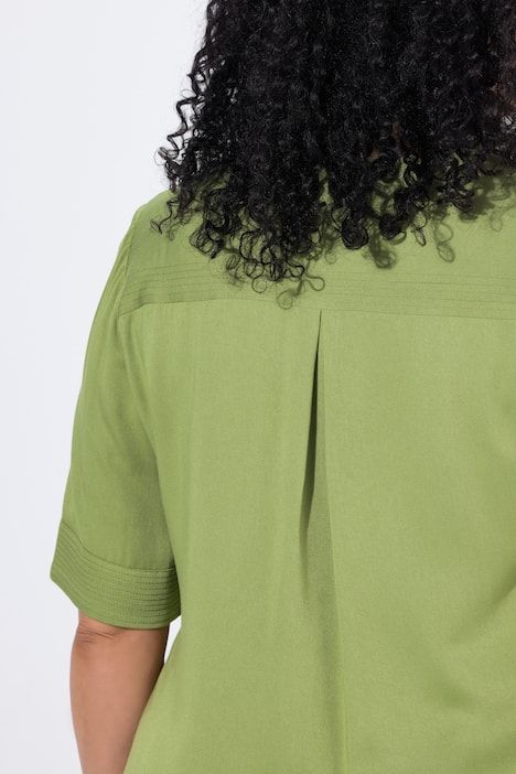 Blouse à empiècement matelassé. Manches courtes et coupé évasée