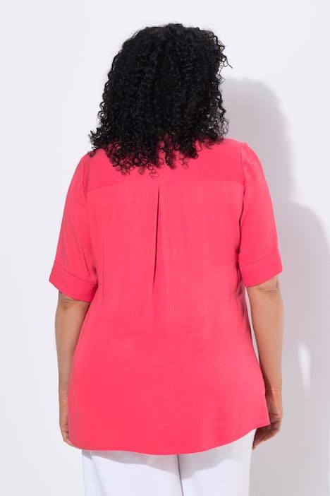 Blouse à empiècement matelassé. Manches courtes et coupé évasée