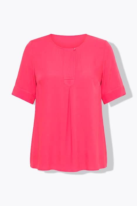 Blouse à empiècement matelassé. Manches courtes et coupé évasée