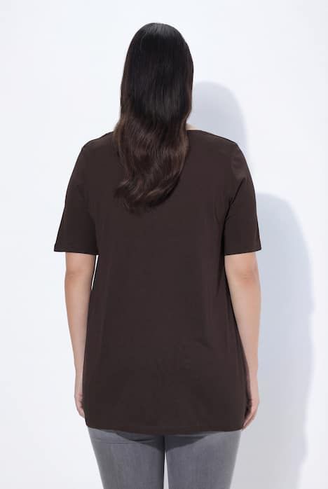 T-shirt en modal. Plis fantaisie, col rond et manches courtes. Coupe évasée