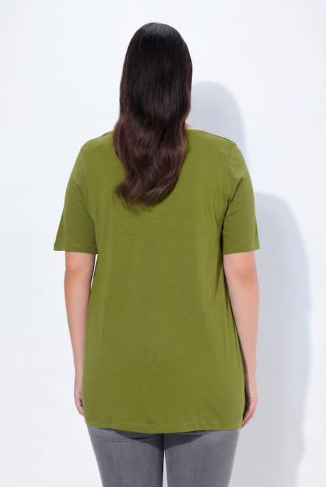 T-shirt en modal. Plis fantaisie, col rond et manches courtes. Coupe évasée