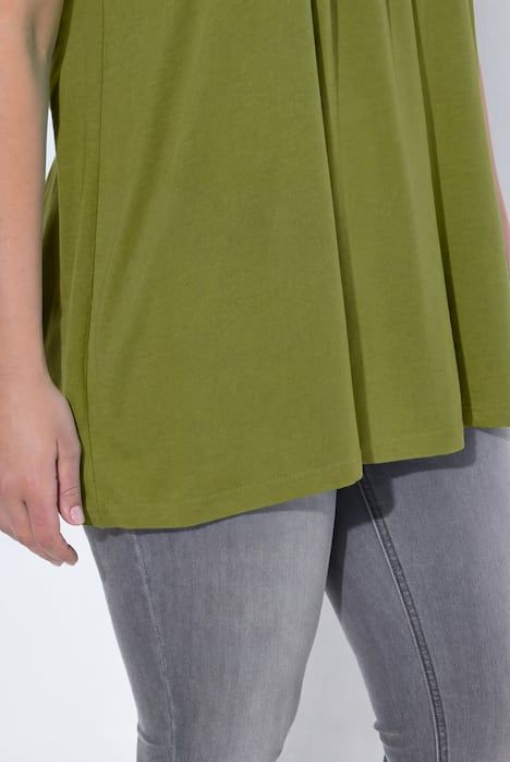 T-shirt en modal. Plis fantaisie, col rond et manches courtes. Coupe évasée