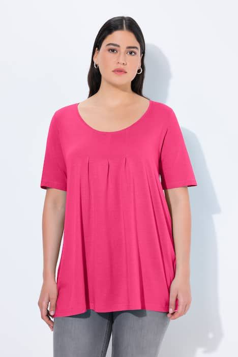 T-shirt en modal. Plis fantaisie, col rond et manches courtes. Coupe évasée