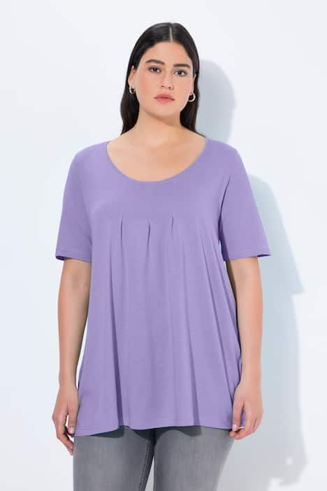 T-shirt en modal. Plis fantaisie, col rond et manches courtes. Coupe évasée