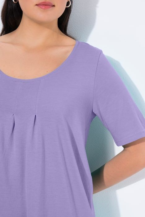 T-shirt en modal. Plis fantaisie, col rond et manches courtes. Coupe évasée