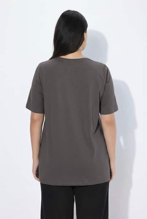 T-shirt en coton bio. Col rond et manches courtes. Coupe évasée