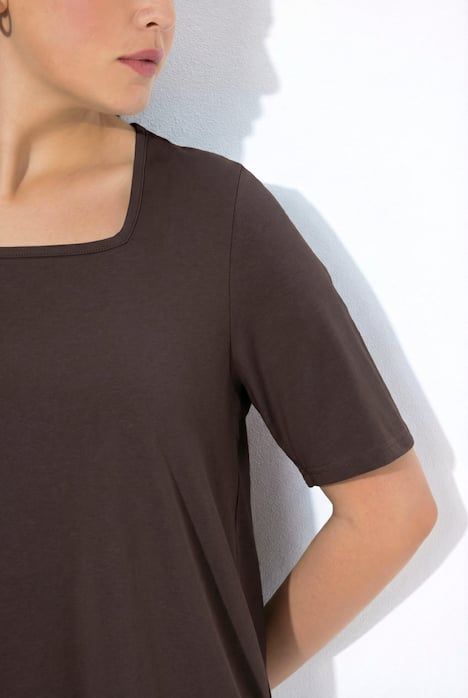 T-shirt à manches courtes et col carré. Coupe évasée