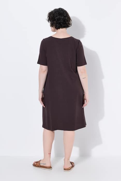 Robe en jersey avec poches, coupe évasée, col rond et manches courtes