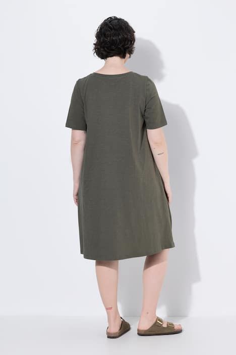 Robe en jersey avec poches, coupe évasée, col rond et manches courtes