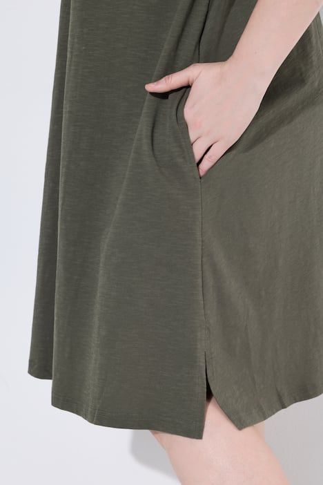 Robe en jersey avec poches, coupe évasée, col rond et manches courtes