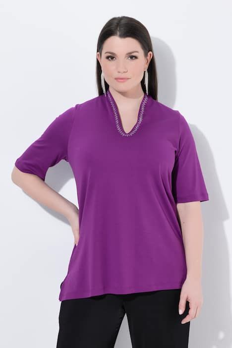 T-shirt à col cygne et manches courtes. Coupe évasée