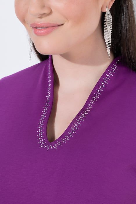 T-shirt à col cygne et manches courtes. Coupe évasée