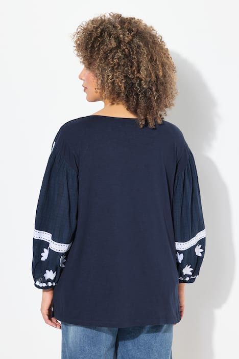 Blouse brodée. Col tunisien et manches longues