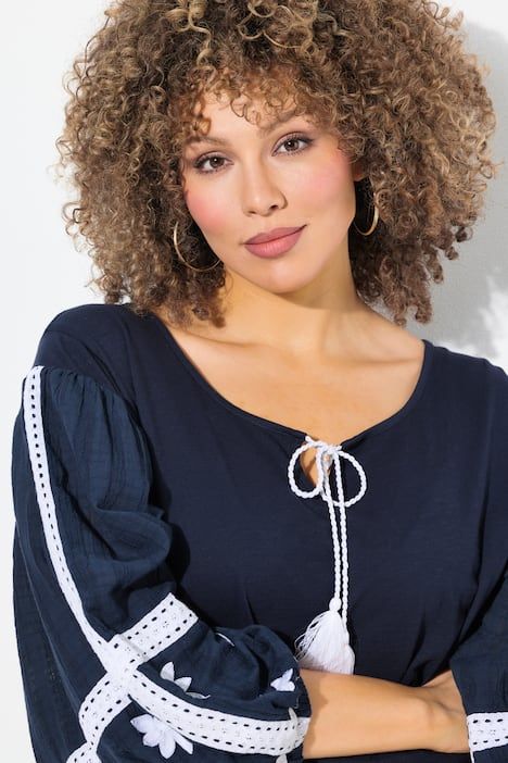 Blouse brodée. Col tunisien et manches longues