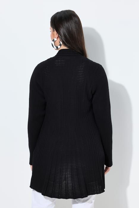 Cardigan plissé. Col châle et manches longues. Coupe évasée