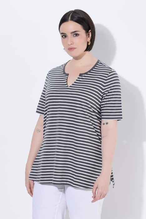 T-shirt long à rayures. Manches courtes et décolleté rond. Coupe évasée