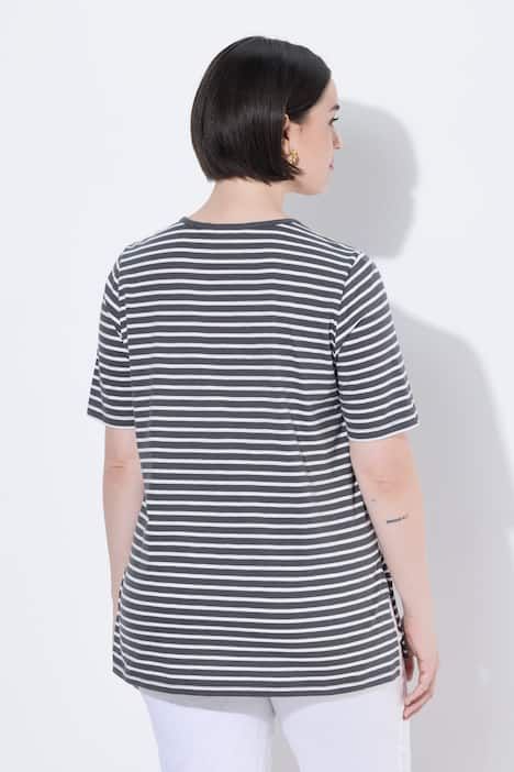 T-shirt long à rayures. Manches courtes et décolleté rond. Coupe évasée