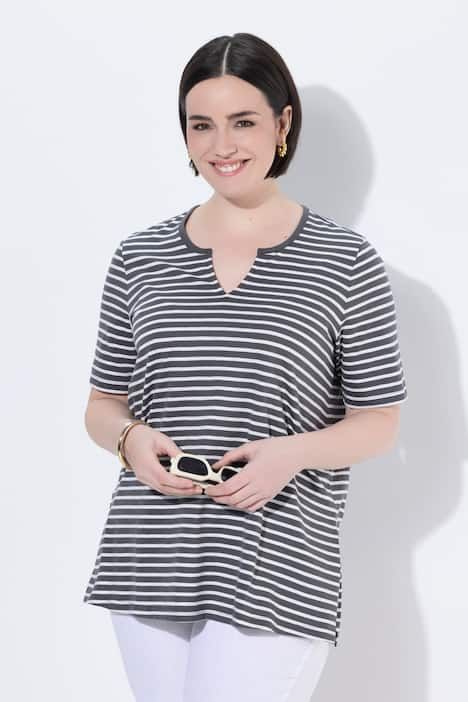 T-shirt long à rayures. Manches courtes et décolleté rond. Coupe évasée