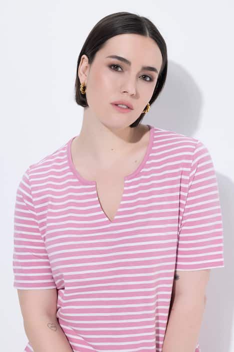 T-shirt long à rayures. Manches courtes et décolleté rond. Coupe évasée