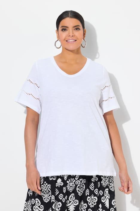 T-shirt, broderie ajourée, coupe évasée, col V, manches chauve-souris