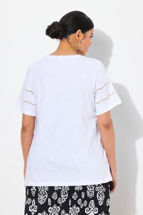 T-shirt, broderie ajourée, coupe évasée, col V, manches chauve-souris