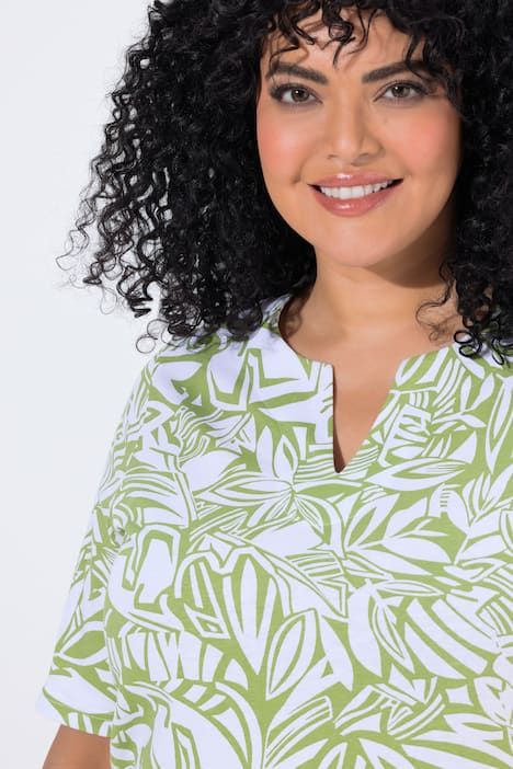 T-shirt, motif feuilles. Manches courtes et col tunisien. Coupe évasée