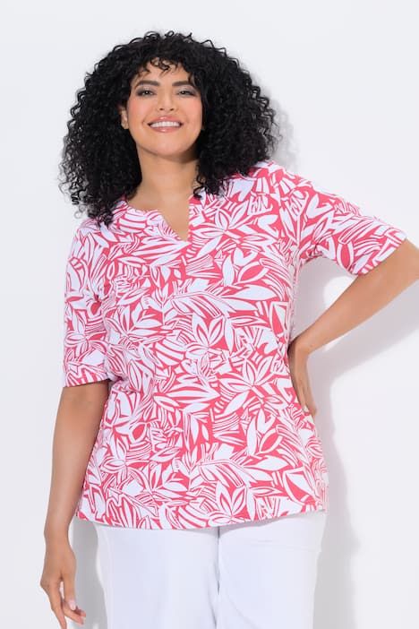 T-shirt, motif feuilles. Manches courtes et col tunisien. Coupe évasée