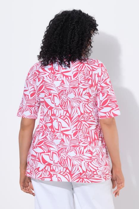 T-shirt, motif feuilles. Manches courtes et col tunisien. Coupe évasée