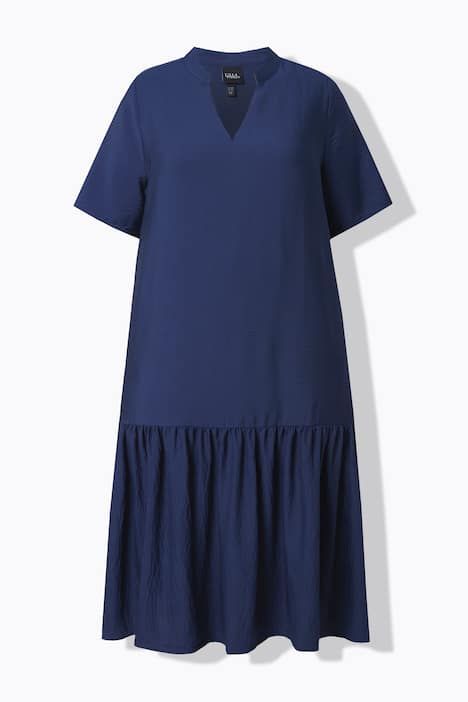 Robe midi, coupe évasée. Manches courtes et col en V. Volant à la base