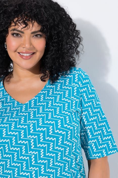 T-shirt à imprimé graphique. Col en V et manches courtes. Coupe évasée