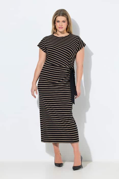 Robe maxi à rayures. Encolure ronde et manches courtes. Coupe slim