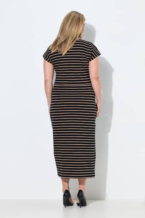 Robe maxi à rayures. Encolure ronde et manches courtes. Coupe slim