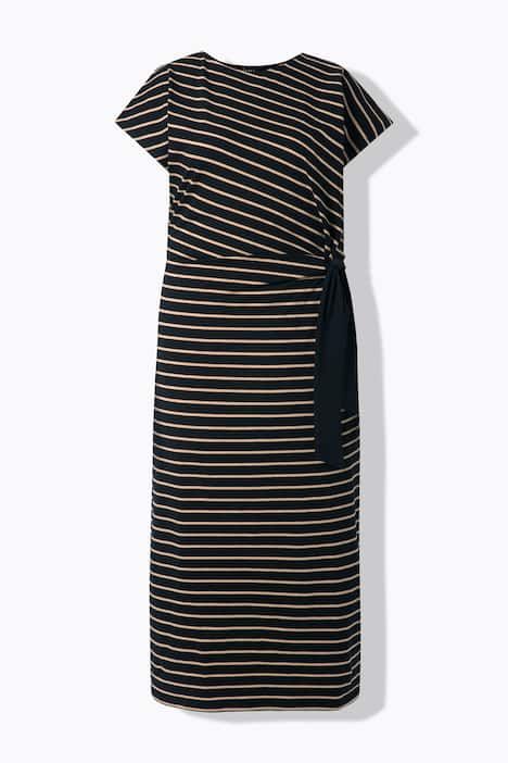 Robe maxi à rayures. Encolure ronde et manches courtes. Coupe slim