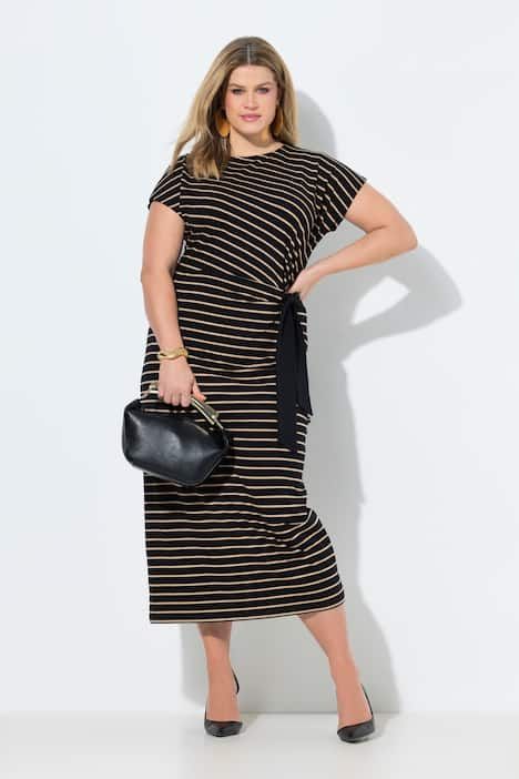 Robe maxi à rayures. Encolure ronde et manches courtes. Coupe slim