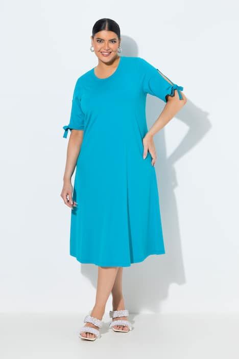 Robe longueur midi, décolleté rond et manches courtes fendues, coupe évasée