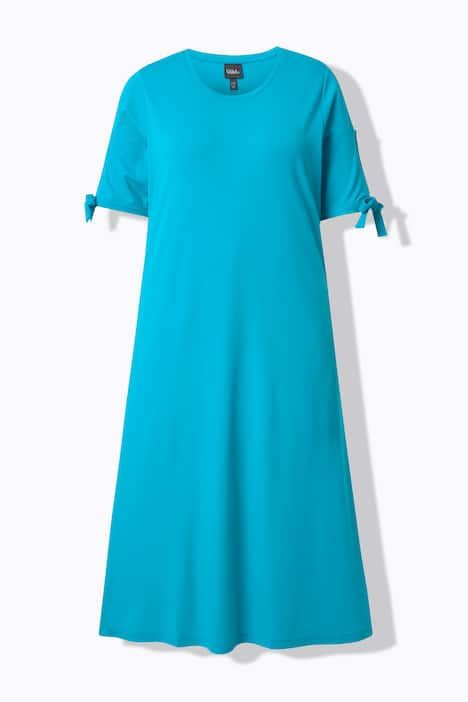 Robe longueur midi, décolleté rond et manches courtes fendues, coupe évasée