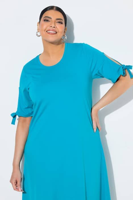 Robe longueur midi, décolleté rond et manches courtes fendues, coupe évasée