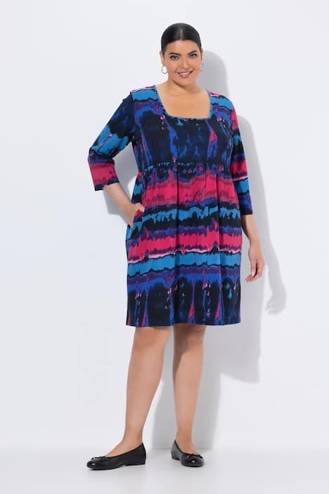 Robe en jersey motif batik, décolleté carré et manches 3/4, coupe évasée