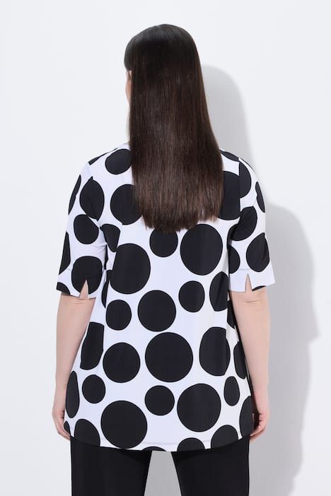 T-shirt au tombé fluide, motif à pois, décolleté en V et manches courtes, coupe évasée